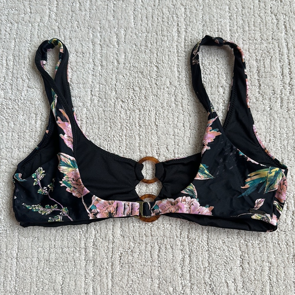 O'Neill floral bikini. Worn once. Small top and bottom. Bottoms are reversible. - Picture 3 of 5